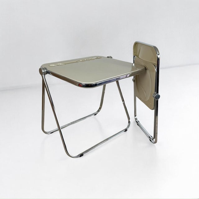 The Platone desk by Giancarlo Piretti for Anonima Castelli is a testament to the refined aesthetics of the 1970s. As part...