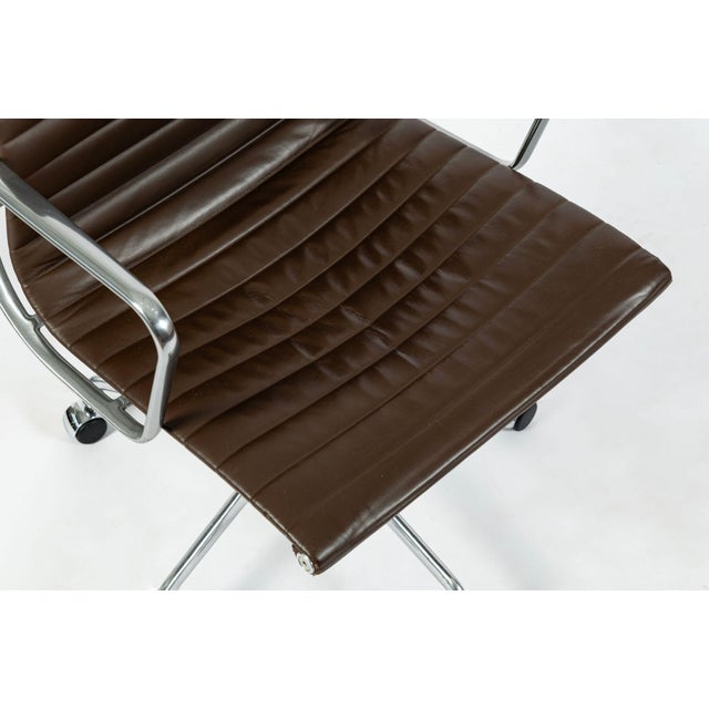 Set of 4 Eames Herman Miller Office Chairs, Brown Leather Thin Pad Aluminum Group For Sale - Image 15 of 18