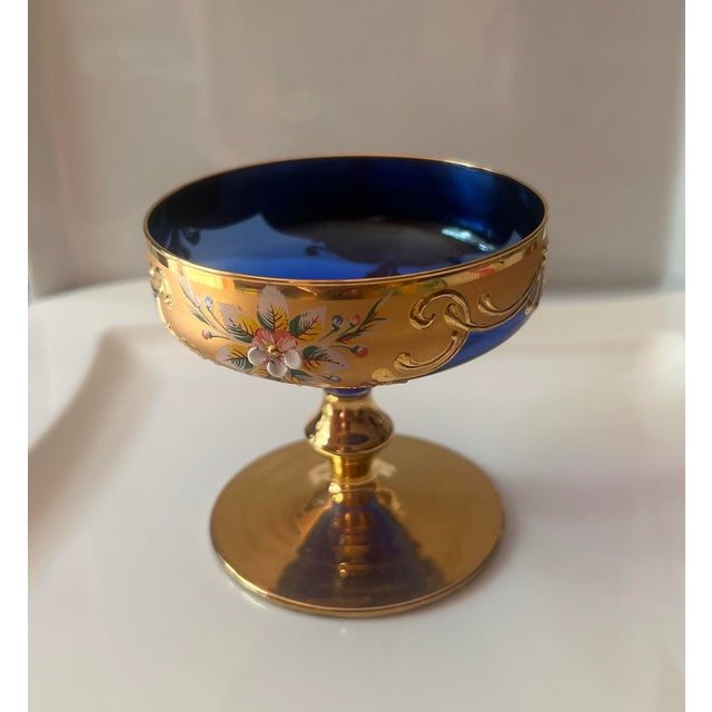 1980s Murano Attributed Tre Fuochi Glass Champagne Coupes in Cobalt Blue With Gold Accents- Set of 4 For Sale - Image 12 of 12