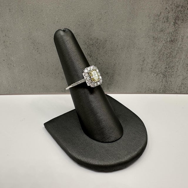 Contemporary Natural Yellow Diamond Cocktail Ring 14kt White Gold 1.31ctw vs Size 6.5 For Sale - Image 3 of 6