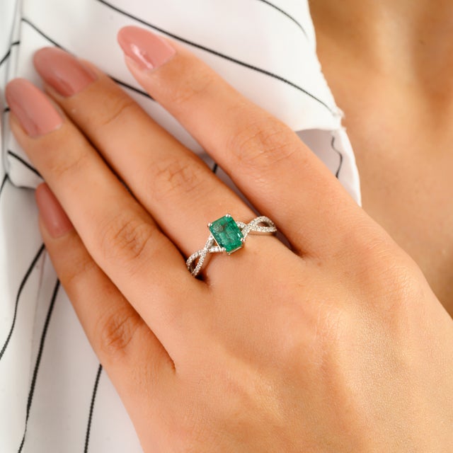 Metal 14k White Gold Emerald and Diamond Twisted Ring Size 5.5 For Sale - Image 7 of 13