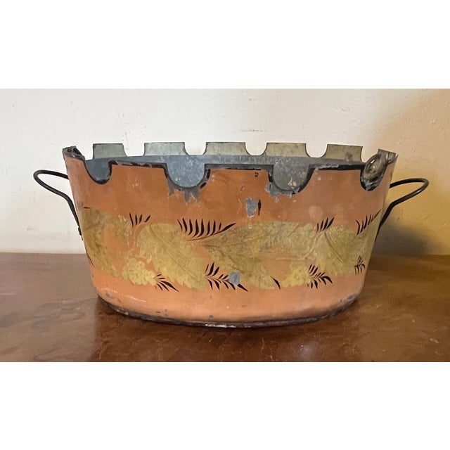 Early 19th Century Antique Early 19th Century French Empire Tole Monteiths or Cachepot Jardinieres With a Garland of Gold Leaves on a Salmon Ground - A Pair For Sale - Image 5 of 17