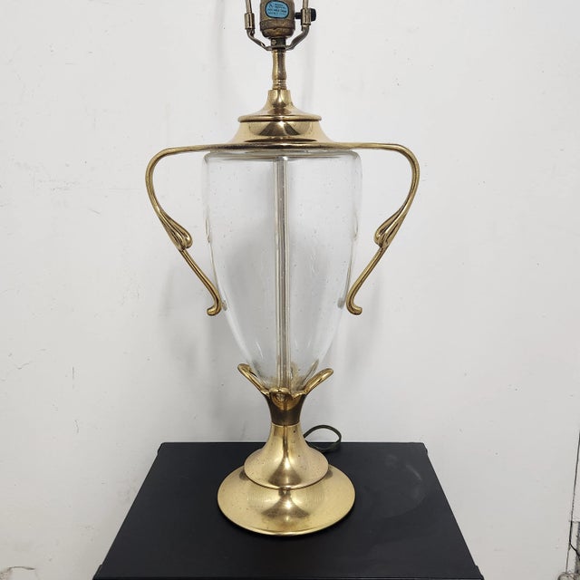 Hollywood Regency Vintage Chapman Brass & Seeded Glass Urn Table Lamp – 1980s For Sale - Image 3 of 9