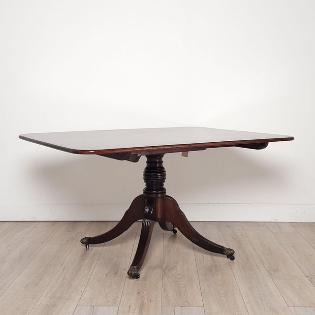 An early 19th-century English breakfast table in mahogany, England circa 1810. Knee height 27.75".