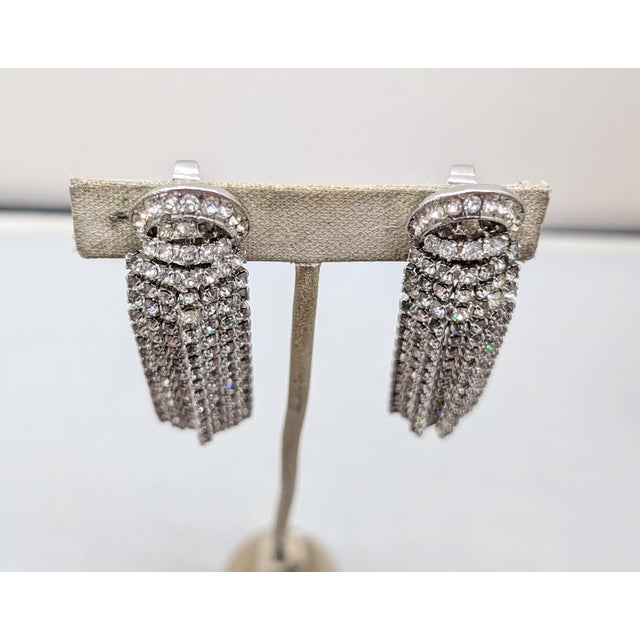 Vintage 1960s Signed Napier Rhodium Plated Clear Rhinestone Chandelier Clip Earrings- 2 Pieces For Sale In Philadelphia - Image 6 of 10