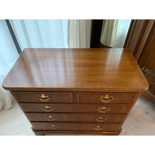 Here we have a high-quality Bachelor chest crafted from beautifully grained oak. Five drawer configuration, refined walnut...