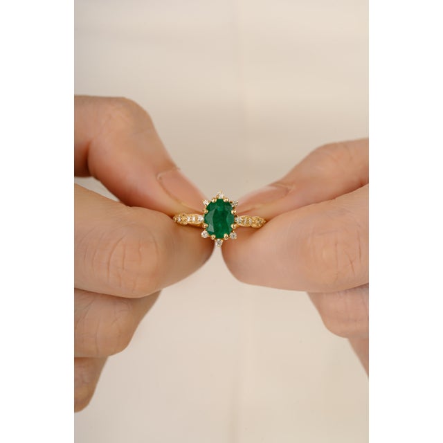 Modern 14k Gold 1.23 Carat Emerald Sunburst Diamond Heirloom Ring Size 7 For Sale - Image 3 of 13