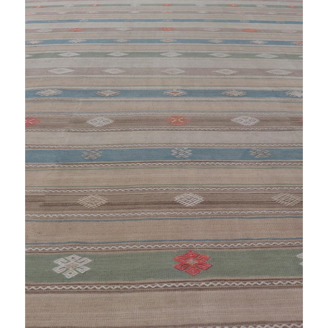Vintage Hand-Woven Flatweave Kilim in Wool With Sub-Geometric Design and Motifs For Sale In Atlanta - Image 6 of 13