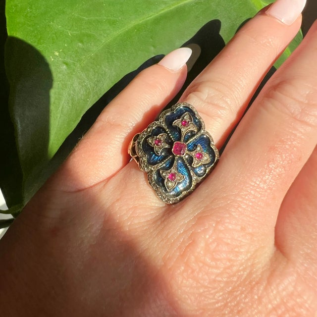 Contemporary 19th century coat of arms ring in gold, enamel, diamonds and rubies, Size 7 For Sale - Image 3 of 7