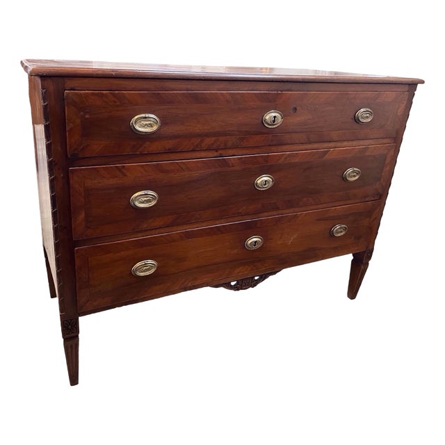 Italian Neoclassical Walnut Commode with Inlaid Veneer, 18th Century For Sale