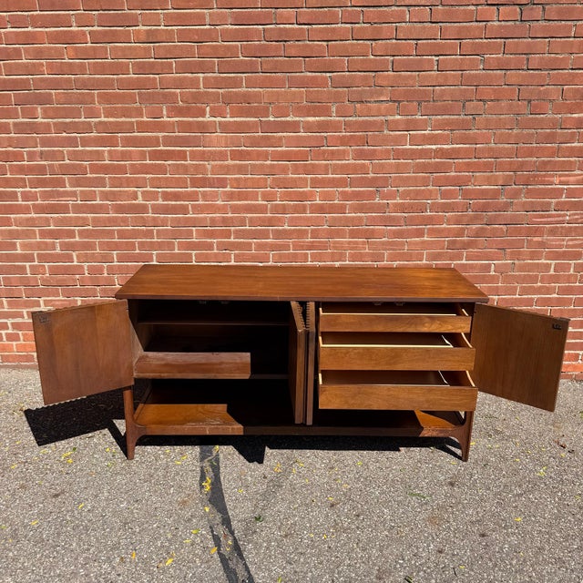 Broyhill Brasilia Mid-Century Modern Walnut Credenza Sideboard For Sale In Cleveland - Image 6 of 11