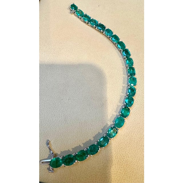 Metal 22 Carat Natural Emerald Cocktail Tennis Bracelet 14 Karat White Gold 7" For Sale - Image 7 of 18