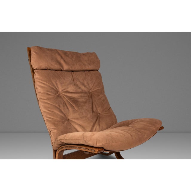 Brown Mid-Century Scandinavian Modern High Back Siesta Lounge Chair & Ottoman Attributed to Igmar Relling for Westnofa, Norway, C. 1970's For Sale - Image 8 of 18