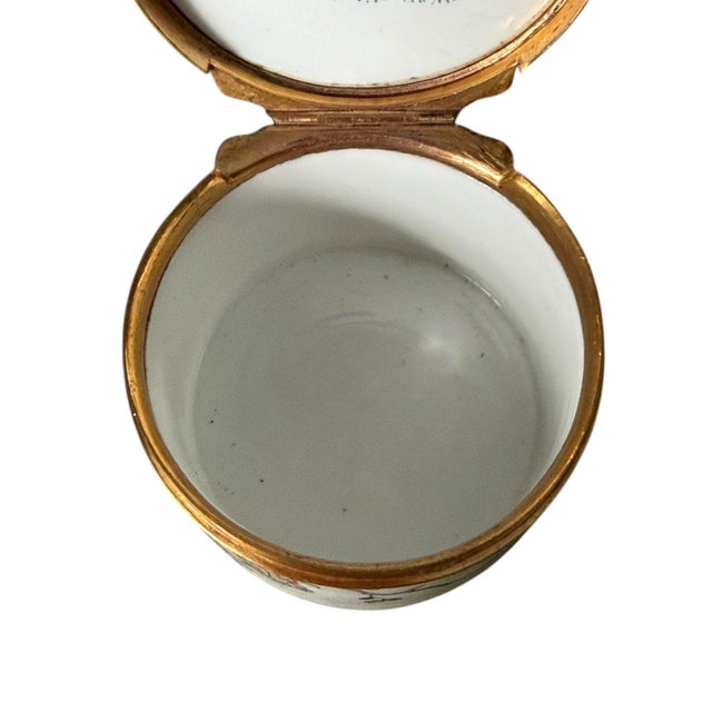 Chantilly Kakiemon Circular Soft Paste Snuff Box, Circa 1745 For Sale - Image 9 of 10