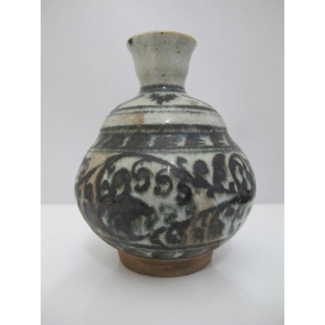 Antique Vietnamese jarlet possibly related to items found in the Hoi An Hoard shipwreck. The small jar or bottle features...