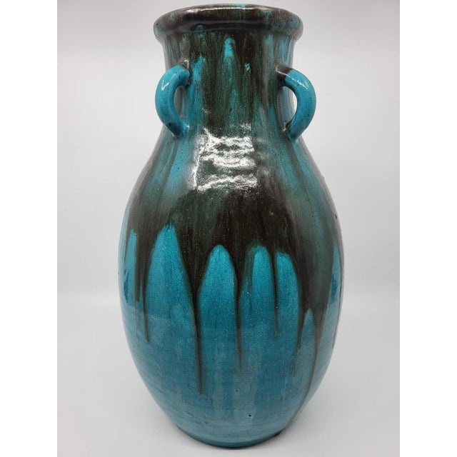 The Primavera vase, designed by Colette Guéden, is an iconic work of Art Deco ceramics, distinguished by its vibrant...