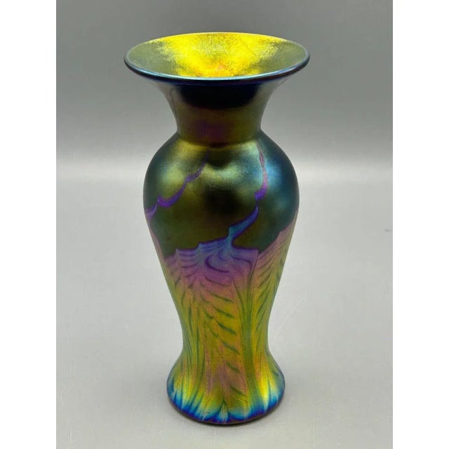 Crafted with meticulous care, the Lundberg Studios Art Glass Midnight Petite Classic Vase is a stunning example of modern...