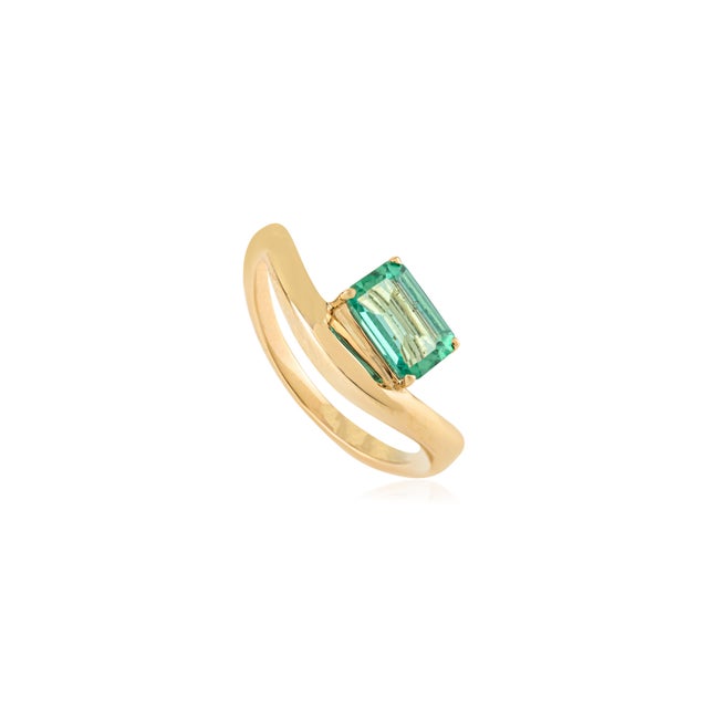 Contemporary VRJewels Natural Emerald Wave Solitaire Ring in 14k Yellow Gold Size 5 For Sale - Image 3 of 14