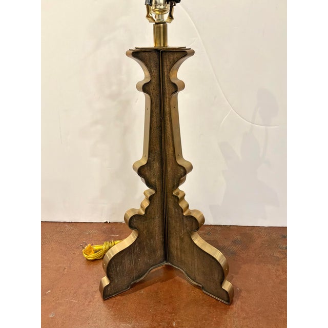 Contemporary Currey & Co Wood & Brass Lamp. For Sale - Image 3 of 4