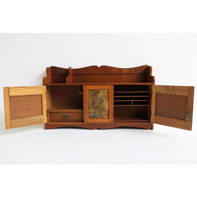 Early 20th Century English Arts and Crafts Wall Cabinet in Brass and Oak, 1910 For Sale - Image 5 of 11