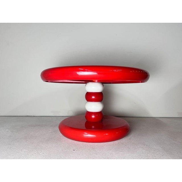 Dieser runde Couchtisch ist kaum an Leuchtkraft zu überbieten. Entworfen von Peter Ghyczy ist der Beistelltisch ein echter...