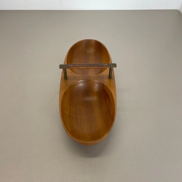 Metal Large Austrian Light Teak Bowl with Brass and Leather Handle by Carl Auböck, 1950s For Sale - Image 7 of 18
