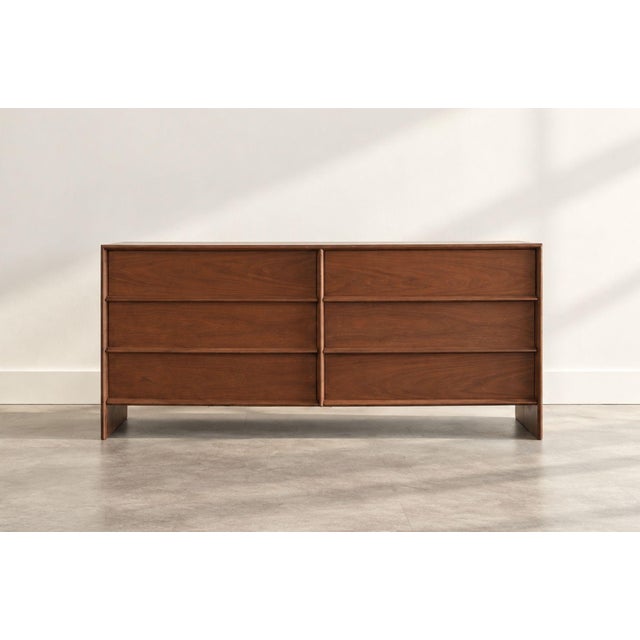 An exceptional T.H. Robsjohn-Gibbings Thin-Line dresser from the 1950s, showcasing the designer’s refined approach to...