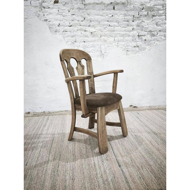 A strong yet calm character piece, combining sculptural wooden construction with understated natural elegance. The solid...