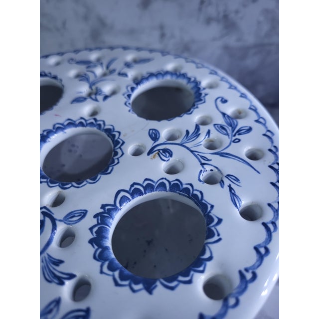 Mid-Century Modern Vintage Mottahedeh Metropolitan Museum of Art Ceramic Flower Frog Bulb Vase Portugal For Sale - Image 3 of 11