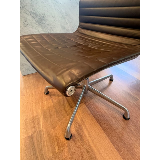 Herman Miller Eames Aluminum Group Ea330 Management Chair in Brown Leather (2008 50th Anniversary Edition) For Sale In New York - Image 6 of 7