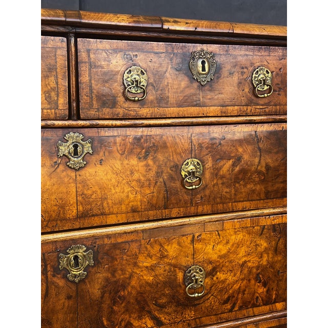 Queen Anne Period Chest of Drawers of Walnut and Oak From England, Circa 1710 For Sale In Austin - Image 6 of 12