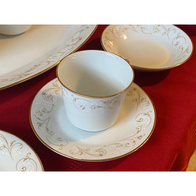 Noritake Vintage Noritake Duetto 6610 Mid-Century Modern Ceramic White Gold Scroll Japan Dinner Set - 96 Pieces For Sale - Image 4 of 11