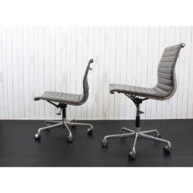 Very dark green color, light significantly changes color perception, here they appear green, in other lights they may...