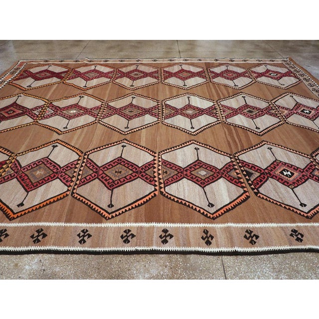 Galerie Shabab Collection Mid-20th Century Handmade Turkish Tribal Flatweave Kilim Room Size Carpet For Sale - Image 4 of 8
