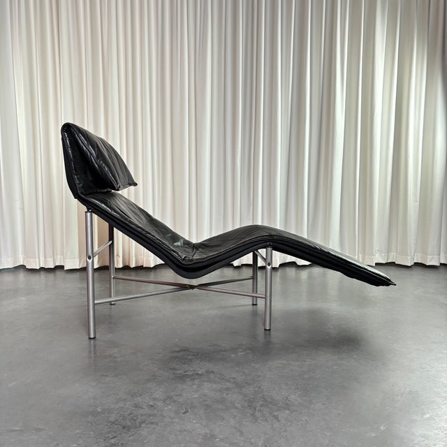 Skye Chaise Longue in Black Leather attributed to Tord Björklund for Ikea, Sweden, 1980s For Sale - Image 6 of 10
