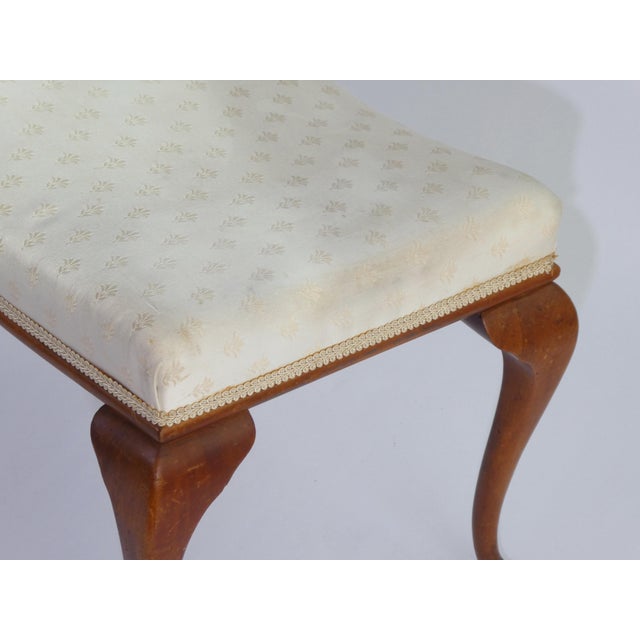 Antique Queen Ann Ottoman with Rectangular Wooden Cabriole Legs and White Upholstery, 1920s For Sale - Image 11 of 12