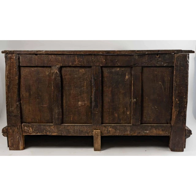 17th century chest, oak, opening on the top and door on the front door. Measures: H: 78 cm, W: 144 cm, D: 63 cm.