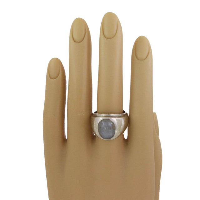 This is a vintage star sapphire ring, it is crafted from 14k white gold in a polished finish with a dome shape. The front...