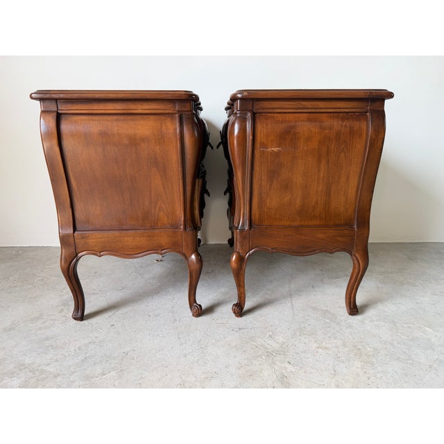Vintage Louis XV Style French Provincial Nightstands - A Pair For Sale In Miami - Image 6 of 17