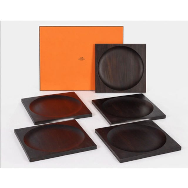 HERMES 5 square ebony presentation plates Signed on the base, 30.5 x 2 cm Very good condition - Box included This piece...