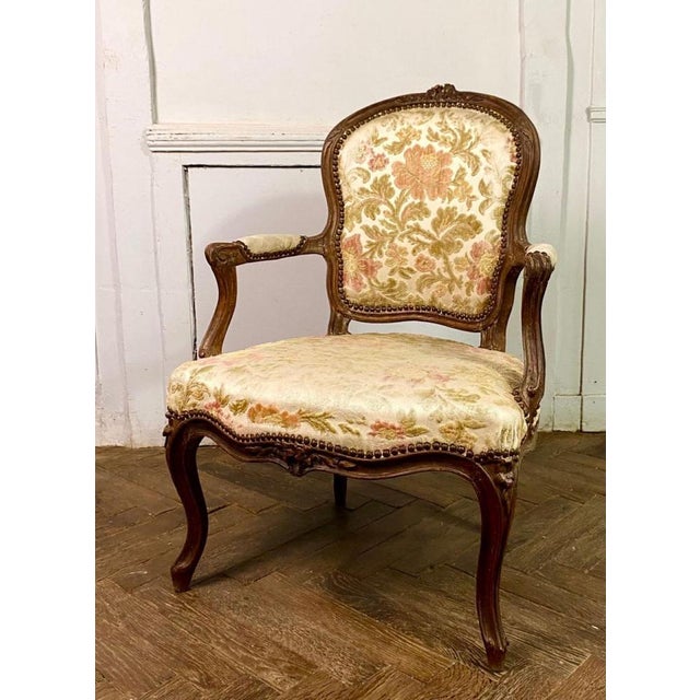 Magnificent pair of cabriolet armchairs with violin backs in molded and carved walnut from the louis xv period. One of...