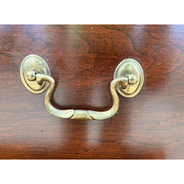 1980s Ethan Allen Breakfront Georgian Court Display Hutch China Cabinet Chippendale For Sale - Image 11 of 16