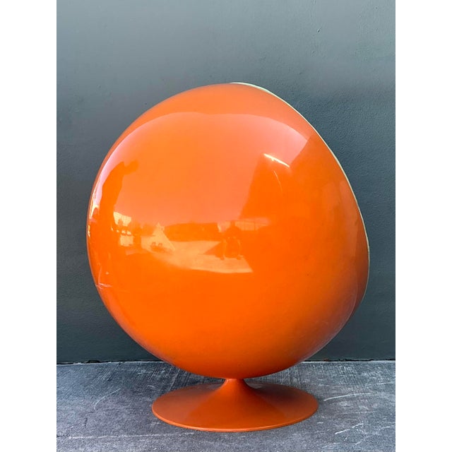 Immerse yourself in the pinnacle of Space Age design with this striking 1970s ball chair, inspired by the iconic work of...