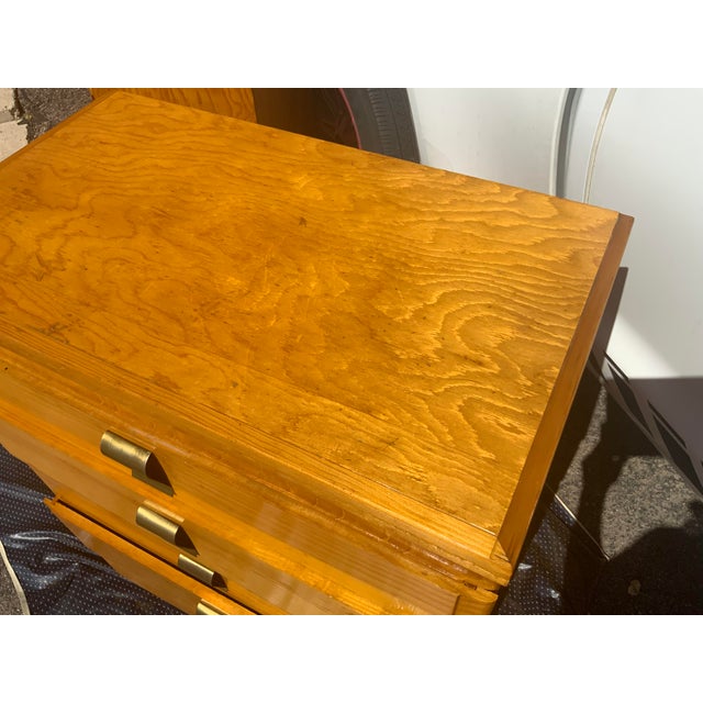 Mid-Century Modern Minimalist Blonde Ash 5-Drawer & Matching 4-Drawer Tall Nightstand Set - Built With Atlas Plywood Components in the Style of Mengel For Sale - Image 17 of 18