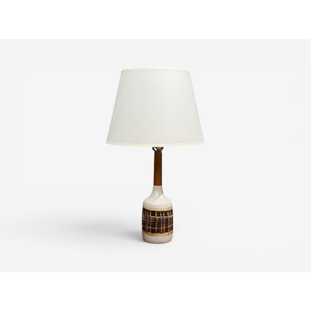 Gordon & Jane Martz, American Mid-Century Modern, Table Lamp, Walnut, Beige Ceramic, Brass, USA, 1960s A cream ceramic and...