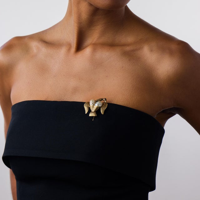 This beautiful Victorian bird brooch is a wonderfully charming antique piece from the 1900’s, crafted in warm 14k yellow...