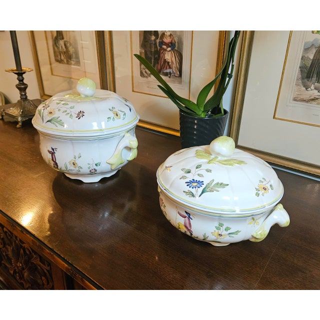Rustic European 1970s French Hand Painted French Longchamp Moustiers Faience Casseroles - a Pair For Sale - Image 3 of 18