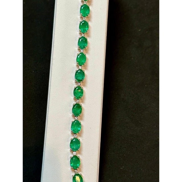 22 Carat Natural Brazilian Emerald & Diamond Tennis Bracelet 14 Kt Yellow Gold For Sale In New York - Image 6 of 16