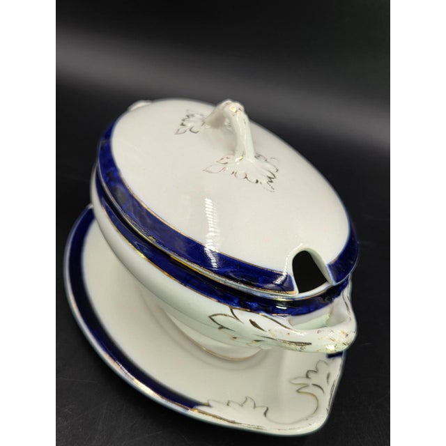 A classic English gravy boat with lid and saucer by the distinctive Wood & Sons LTD. Circa 1940's. English porcelain,...