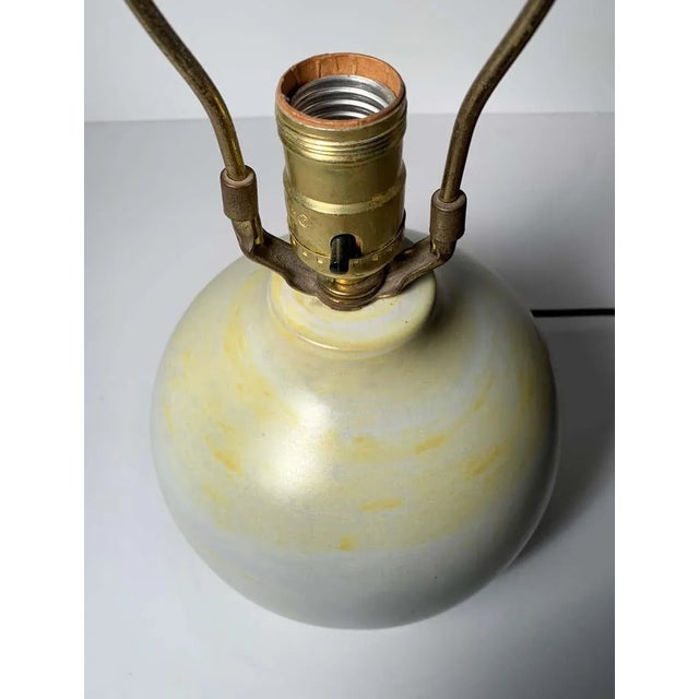 Mid-Century Modern Gordon Martz Table Lamp White with Yellow Swirls For Sale - Image 3 of 8